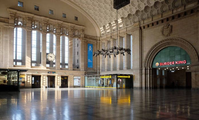 Leipzig, 07.04.2020, Hauptbahnhof, Dienstag Vormittag. , Maßnahmen gegen die Ausbreitung des Corona-Virus. Im Bild: Menschenleere Bahnhofshalle Ost nach Einschränkungen des Reiseverkehrs und Schließung von Einzelhandel und öffentlichen Einrichtungen. ,