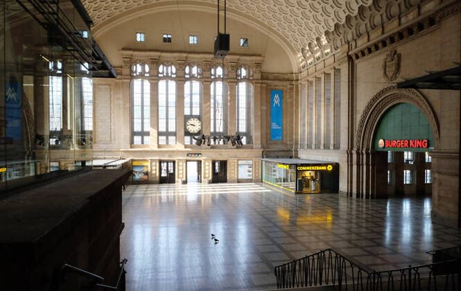 Leipzig, 07.04.2020, Hauptbahnhof, Dienstag Vormittag. , Maßnahmen gegen die Ausbreitung des Corona-Virus. Im Bild: Menschenleere Bahnhofshalle Ost nach Einschränkungen des Reiseverkehrs und Schließung von Einzelhandel und öffentlichen Einrichtungen. ,
