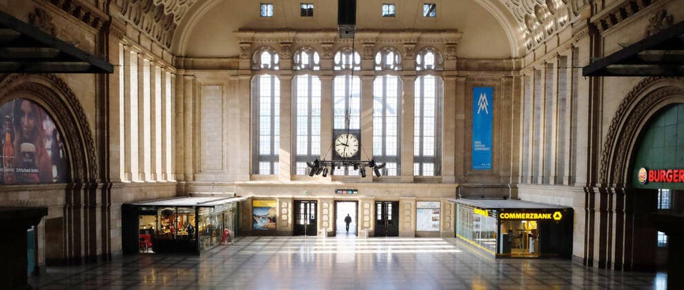 Leipzig, 07.04.2020, Hauptbahnhof, Dienstag Vormittag. , Maßnahmen gegen die Ausbreitung des Corona-Virus. Im Bild: Menschenleere Bahnhofshalle Ost nach Einschränkungen des Reiseverkehrs und Schließung von Einzelhandel und öffentlichen Einrichtungen. ,