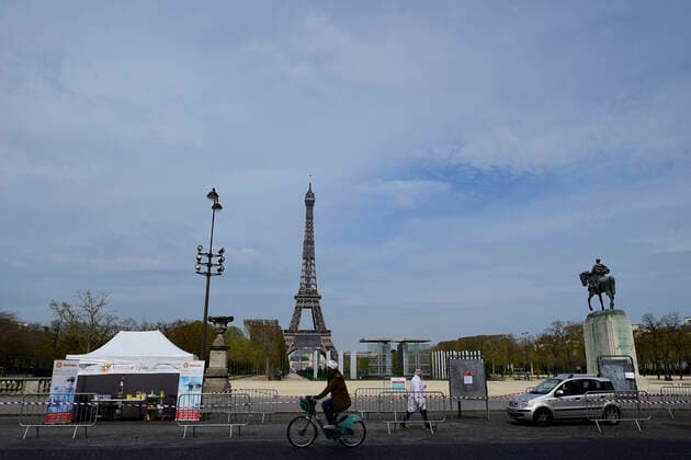 Le Laboratoire UNILAB propose un Test Drive au pied de la Tour Eiffel en face de l ecole Militaire - afin de depister les malades du COVID19 NEWS : COVID19 - Paris - 07 04 2020 JBAutissier Panoramic 