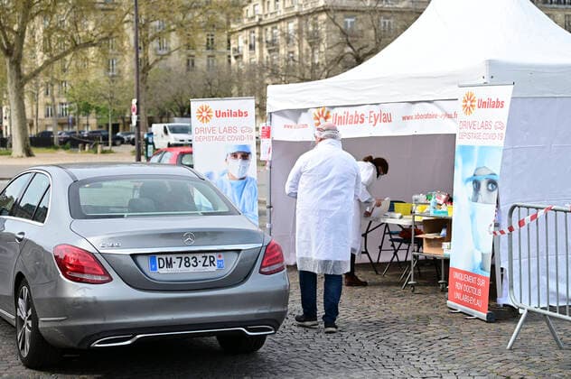 Le Laboratoire UNILAB propose un Test Drive au pied de la Tour Eiffel en face de l ecole Militaire - afin de depister les malades du COVID19 NEWS : COVID19 - Paris - 07 04 2020 JBAutissier Panoramic 