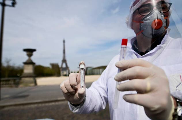 Le Laboratoire UNILAB propose un Test Drive au pied de la Tour Eiffel en face de l ecole Militaire - afin de depister les malades du COVID19 NEWS : COVID19 - Paris - 07 04 2020 JBAutissier Panoramic 