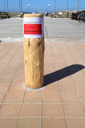 Nichts geht mehr am Meer: Blick am Dienstag (07.04.2020) auf das fast leere Ostseebad Wustrow (Landkreis Vorpommern Rügen). Der Ort liefert derzeit einen Vorgeschmack auf das bevorstehende Osterwochenende. Dann soll es einer Regelung der hiesigen Landesregierung zufolge auch für Einheimische nicht mehr gestattet sein ausgedehnte Spaziergänge an den Stränden des Landes Mecklenburg Vorpommern zu unternehmen. So nutzten einige wenige das schöne Wetter des Tages noch einmal für einen Abstecher zur Region Fischland Darss Zingst.