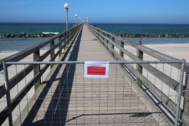 Nichts geht mehr am Meer: Blick am Dienstag (07.04.2020) auf das fast leere Ostseebad Wustrow (Landkreis Vorpommern Rügen). Der Ort liefert derzeit einen Vorgeschmack auf das bevorstehende Osterwochenende. Dann soll es einer Regelung der hiesigen Landesregierung zufolge auch für Einheimische nicht mehr gestattet sein ausgedehnte Spaziergänge an den Stränden des Landes Mecklenburg Vorpommern zu unternehmen. So nutzten einige wenige das schöne Wetter des Tages noch einmal für einen Abstecher zur Region Fischland Darss Zingst.