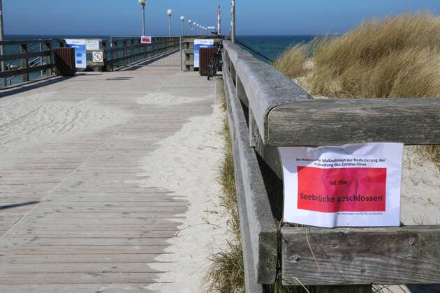 Nichts geht mehr am Meer: Blick am Dienstag (07.04.2020) auf das fast leere Ostseebad Wustrow (Landkreis Vorpommern Rügen). Der Ort liefert derzeit einen Vorgeschmack auf das bevorstehende Osterwochenende. Dann soll es einer Regelung der hiesigen Landesregierung zufolge auch für Einheimische nicht mehr gestattet sein ausgedehnte Spaziergänge an den Stränden des Landes Mecklenburg Vorpommern zu unternehmen. So nutzten einige wenige das schöne Wetter des Tages noch einmal für einen Abstecher zur Region Fischland Darss Zingst.