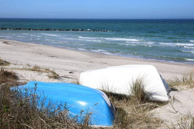 Nichts geht mehr am Meer: Blick am Dienstag (07.04.2020) auf das fast leere Ostseebad Wustrow (Landkreis Vorpommern Rügen). Der Ort liefert derzeit einen Vorgeschmack auf das bevorstehende Osterwochenende. Dann soll es einer Regelung der hiesigen Landesregierung zufolge auch für Einheimische nicht mehr gestattet sein ausgedehnte Spaziergänge an den Stränden des Landes Mecklenburg Vorpommern zu unternehmen. So nutzten einige wenige das schöne Wetter des Tages noch einmal für einen Abstecher zur Region Fischland Darss Zingst.