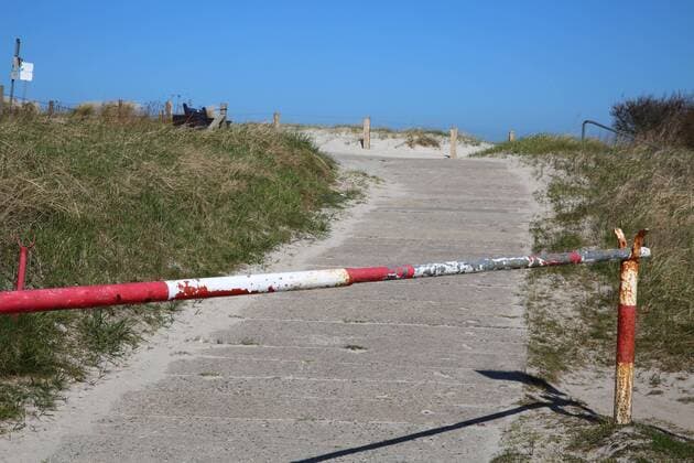 Nichts geht mehr am Meer: Blick am Dienstag (07.04.2020) auf das fast leere Ostseebad Wustrow (Landkreis Vorpommern Rügen). Der Ort liefert derzeit einen Vorgeschmack auf das bevorstehende Osterwochenende. Dann soll es einer Regelung der hiesigen Landesregierung zufolge auch für Einheimische nicht mehr gestattet sein ausgedehnte Spaziergänge an den Stränden des Landes Mecklenburg Vorpommern zu unternehmen. So nutzten einige wenige das schöne Wetter des Tages noch einmal für einen Abstecher zur Region Fischland Darss Zingst.
