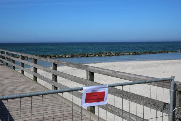 Nichts geht mehr am Meer: Blick am Dienstag (07.04.2020) auf das fast leere Ostseebad Wustrow (Landkreis Vorpommern Rügen). Der Ort liefert derzeit einen Vorgeschmack auf das bevorstehende Osterwochenende. Dann soll es einer Regelung der hiesigen Landesregierung zufolge auch für Einheimische nicht mehr gestattet sein ausgedehnte Spaziergänge an den Stränden des Landes Mecklenburg Vorpommern zu unternehmen. So nutzten einige wenige das schöne Wetter des Tages noch einmal für einen Abstecher zur Region Fischland Darss Zingst.