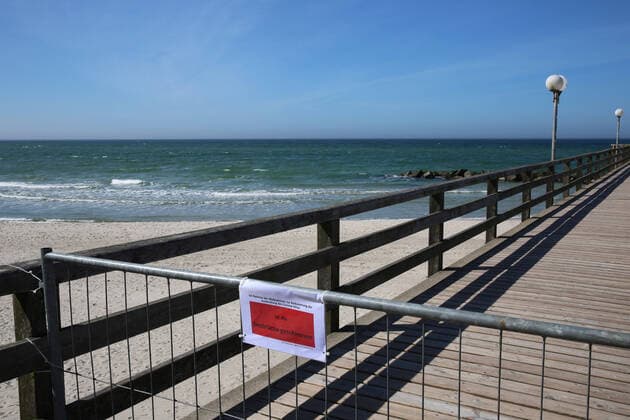 Nichts geht mehr am Meer: Blick am Dienstag (07.04.2020) auf das fast leere Ostseebad Wustrow (Landkreis Vorpommern Rügen). Der Ort liefert derzeit einen Vorgeschmack auf das bevorstehende Osterwochenende. Dann soll es einer Regelung der hiesigen Landesregierung zufolge auch für Einheimische nicht mehr gestattet sein ausgedehnte Spaziergänge an den Stränden des Landes Mecklenburg Vorpommern zu unternehmen. So nutzten einige wenige das schöne Wetter des Tages noch einmal für einen Abstecher zur Region Fischland Darss Zingst.