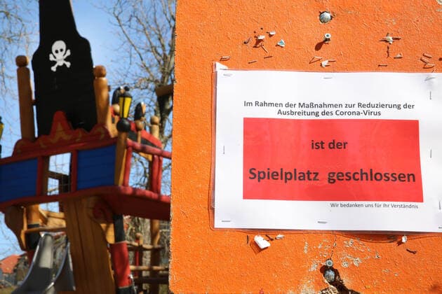 Nichts geht mehr am Meer: Blick am Dienstag (07.04.2020) auf das fast leere Ostseebad Wustrow (Landkreis Vorpommern Rügen). Der Ort liefert derzeit einen Vorgeschmack auf das bevorstehende Osterwochenende. Dann soll es einer Regelung der hiesigen Landesregierung zufolge auch für Einheimische nicht mehr gestattet sein ausgedehnte Spaziergänge an den Stränden des Landes Mecklenburg Vorpommern zu unternehmen. So nutzten einige wenige das schöne Wetter des Tages noch einmal für einen Abstecher zur Region Fischland Darss Zingst.