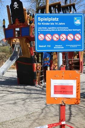 Nichts geht mehr am Meer: Blick am Dienstag (07.04.2020) auf das fast leere Ostseebad Wustrow (Landkreis Vorpommern Rügen). Der Ort liefert derzeit einen Vorgeschmack auf das bevorstehende Osterwochenende. Dann soll es einer Regelung der hiesigen Landesregierung zufolge auch für Einheimische nicht mehr gestattet sein ausgedehnte Spaziergänge an den Stränden des Landes Mecklenburg Vorpommern zu unternehmen. So nutzten einige wenige das schöne Wetter des Tages noch einmal für einen Abstecher zur Region Fischland Darss Zingst.