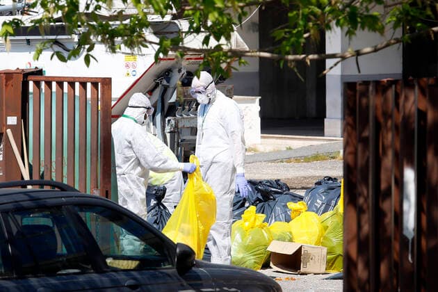 Coronavirus in Italien, Besetztes Gebäude Salem Palace in Rom wird zur Roten Zone erklärt Men in white protective suits cleaning the perimeter Rome April 7th 2020. First declared red zone in Rome. Due to the Coronavirus spread, two people are suspected to be positive to the Covid-19 virus at Selam Palace, the biggest occupied palace in Rome. Salem Palace was occupied in 2006, after the eviction of more than 800 migrants from the Hotel Africa. It s estimated that in the Selam palace live about 250 people from Horn of Africa peninsula (Etiopia, Eritrea, Somalia and Sudan). Photo Samantha Zucchi Insidefoto SamanthaxZucchi