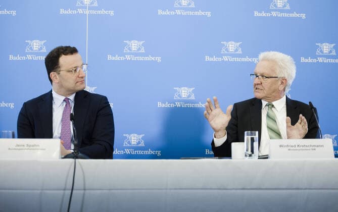 Bundesgesundheitsminister Jens Spahn (CDU, L) und der Ministerpraesident von Baden-Wuerttemberg, Winfried Kretschmann (Buendnis 90 Die Gruenen), im Rahmen einer Regierungspressekonferenz im Staatsministerium Baden-Wuerttemberg in Stuttgart am 07.04.2020. Stuttgart Germany