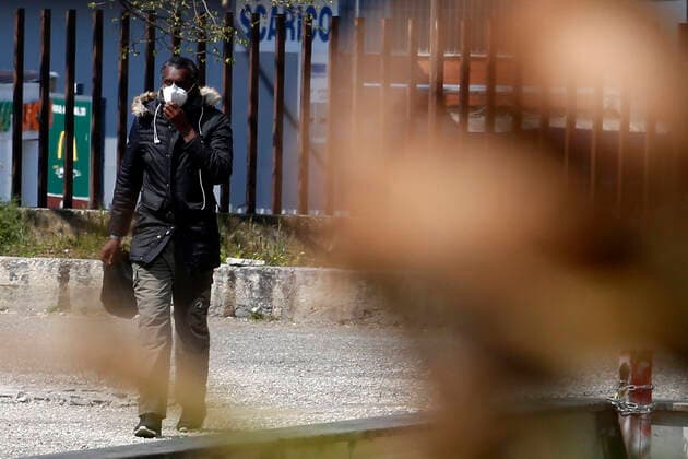 Coronavirus in Italien, Besetztes Gebäude Salem Palace in Rom wird zur Roten Zone erklärt Rome April 7th 2020. First declared red zone in Rome. Due to the Coronavirus spread, two people are suspected to be positive to the Covid-19 virus at Selam Palace, the biggest occupied palace in Rome. Salem Palace was occupied in 2006, after the eviction of more than 800 migrants from the Hotel Africa. It s estimated that in the Selam palace live about 250 people from Horn of Africa peninsula (Etiopia, Eritrea, Somalia and Sudan). Photo Samantha Zucchi Insidefoto SamanthaxZucchi