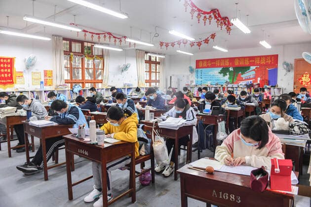 (200407) -- NANNING, April 7, 2020 -- Students take an exam at the No. 3 High School in Nanning, south China s Guangxi Zhuang Autonomous Region, April 7, 2020. Students in the final year of senior and junior high schools returned to school on Tuesday in Guangxi. ) CHINA-GUANGXI-NANNING-SENIOR HIGH SCHOOL STUDENTS-RETURNING TO SCHOOL (CN) CaoxYiming 
