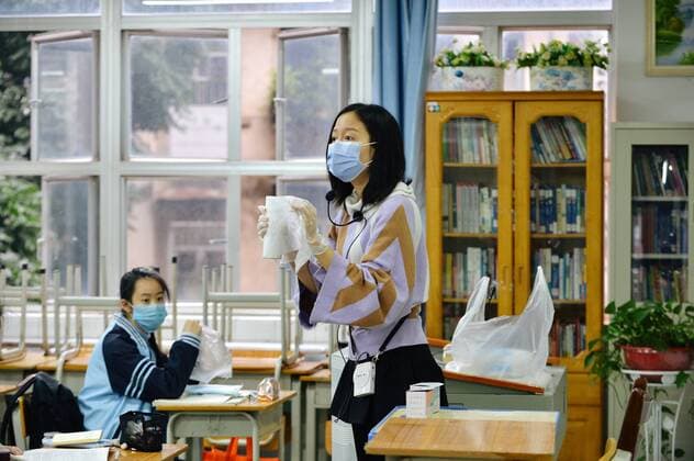 (200407) -- NANNING, April 7, 2020 -- A teacher gives a lesson on the coronavirus epidemic prevention at the No. 2 High School in Nanning, south China s Guangxi Zhuang Autonomous Region, April 7, 2020. Students in the final year of senior and junior high schools returned to school on Tuesday in Guangxi. ) CHINA-GUANGXI-NANNING-SENIOR HIGH SCHOOL STUDENTS-RETURNING TO SCHOOL (CN) CuixBowen 