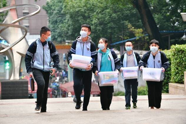 (200407) -- NANNING, April 7, 2020 -- Students return to the No. 2 High School in Nanning, south China s Guangxi Zhuang Autonomous Region, April 7, 2020. Students in the final year of senior and junior high schools returned to school on Tuesday in Guangxi. ) CHINA-GUANGXI-NANNING-SENIOR HIGH SCHOOL STUDENTS-RETURNING TO SCHOOL (CN) CuixBowen 