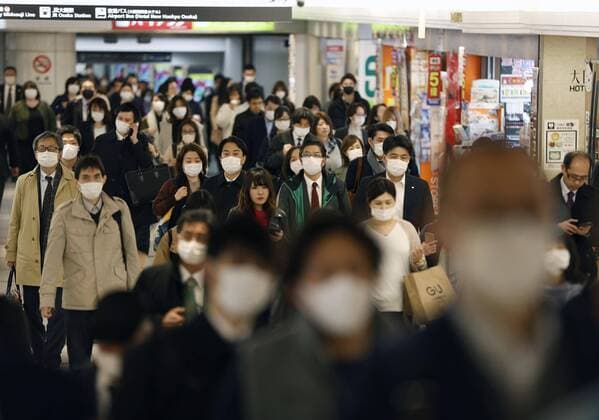 New coronavirus People wearing face masks walk along an underground path in Osaka s Umeda area on April 7, 2020. Earlier in the day, Japanese Prime Minister Shinzo Abe declared a state of emergency for Tokyo, Osaka and five other prefectures to curb the spread of the new coronavirus. 