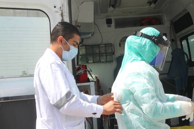 Coronavirus in Tunesien, Pflegekräfte üben den Ernstfall in Tunis SAMU Tunisia (Urgent Medical Aid Service), before heading out to treat a COVID-19 patient in the capital Tunis on April 6, 2020 NEWS : Crise sanitaire mondiale et la pandemie du Coronavirus Covid19 en Tunisie - Tunis - 07 04 2020 WassimJdidi Panoramic 
