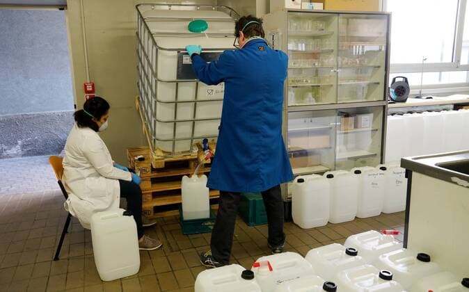 Milan, Coronavirus, Department of Chemistry, Material and Engineering Giulio Natta Polytechnic University of Milan where Professor Maria Pia Pedeferri and PhD students prepare 3300 liters of Hygienizing Gel to be given to the Civil Protection of all Lombardy (Duilio Piaggesi Fotogramma, Milan - 2020-04-07) p.s. la foto e utilizzabile nel rispetto del contesto in cui e stata scattata, e senza intento diffamatorio del decoro delle persone rappresentate  Copyright: xDuilioxPiaggesix xFOTOGRAMMAx