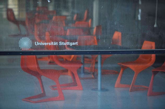 Corona Krise, öffentliches Leben. Landeshauptstadt von Baden-Württemberg, Blick auf die dichtbesiedelte Autostadt wärend der Corona Krise 2020. Hier: Menschenleere Räume in der Universität Stuttgart. Viele Geschäfte, Kneipen, Schulen, Universitäten, Läden, Einrichtungen sind geschlossen. Preisveränderungen auf dem Immobilienmarkt können eine der Folgen sein. Auch die Anzahl der Öffentlichen Verkehrsmittel u. A. Stadtbahnen, S-Bahnen, DB Züge und Buse wurde reduziert. Menschenansammlungen von mehr als zwei Personen sind an öffentlichen Orten in Baden-Württemberg vorerst nicht mehr erlaubt und werden durch die Polizei kontrolliert. Stuttgart Baden-Wuerttemberg Deutschland Copyright: xMaxxKovalenkox