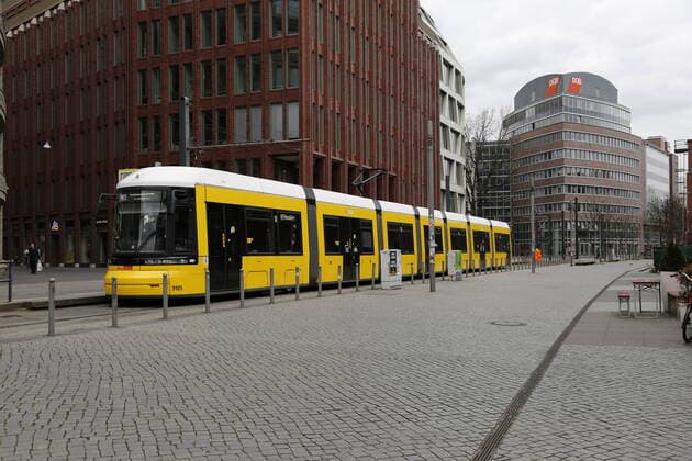 Vorbeifahrende Straßenbahn beim Hackeschen Markt in Berlin am 02.04.2020