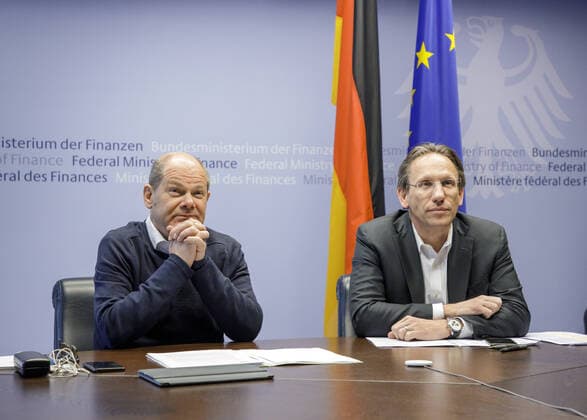 Bilder des Jahres 2020, News 04 April News Themen der Woche KW15 News Bilder des Tages Bundesfinanzminister Olaf Scholz, SPD, und Staatssekretaer Joerg Kukies, nehmen an einer Videokonferenz der Euro-Gruppe teil. Berlin, 07.04.2020 Berlin Deutschland *** Federal Minister of Finance Olaf Scholz, SPD, and State Secretary Joerg Kukies take part in a video conference of the Euro Group Berlin, 07 04 2020 Berlin Germany Copyright: xThomasxImo photothek.netx