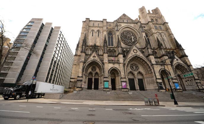 April 7, 2020, New York Manhatan, USA: The Manhattan church, the largest Gothic cathedral in the world, will be able to care for at least 200 patients during the coronavirus outbreak.Volunteers delivered material to build the hospital inside the cathedral. 04 07 20. New YorkManhattan New York Manhatan USA - ZUMAs252 20200407_znp_s252_021 Copyright: xMarcusxSantosx