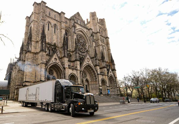April 7, 2020, New York Manhatan, USA: The Manhattan church, the largest Gothic cathedral in the world, will be able to care for at least 200 patients during the coronavirus outbreak. Truck delivered material to build the hospital inside the cathedral. 04 07 20. New YorkManhattan New York Manhatan USA - ZUMAs252 20200407_znp_s252_022 Copyright: xMarcusxSantosx