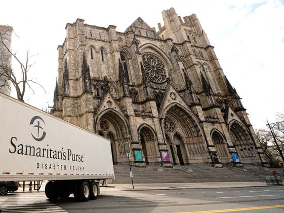 April 7, 2020, New York Manhatan, USA: The Manhattan church, the largest Gothic cathedral in the world, will be able to care for at least 200 patients during the coronavirus outbreak. Truck delivered material to build the hospital inside the cathedral. 04 07 20. New YorkManhattan New York Manhatan USA - ZUMAs252 20200407_znp_s252_023 Copyright: xMarcusxSantosx