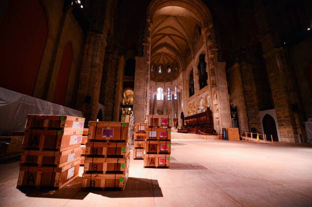 April 7, 2020, New York Manhatan, USA: The Manhattan church, the largest Gothic cathedral in the world, will be able to care for at least 200 patients during the coronavirus outbreak.Volunteers delivered material to build the hospital inside the cathedral. 04 07 20. New YorkManhattan New York Manhatan USA - ZUMAs252 20200407_znp_s252_011 Copyright: xMarcusxSantosx
