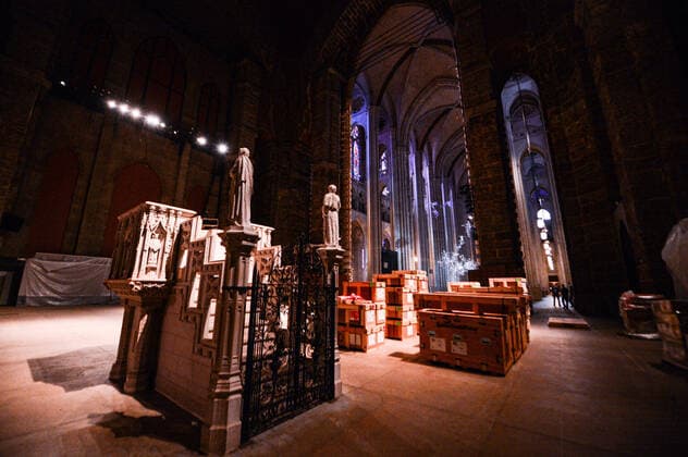 April 7, 2020, New York Manhatan, USA: The Manhattan church, the largest Gothic cathedral in the world, will be able to care for at least 200 patients during the coronavirus outbreak.Volunteers delivered material to build the hospital inside the cathedral. 04 07 20. New YorkManhattan New York Manhatan USA - ZUMAs252 20200407_znp_s252_015 Copyright: xMarcusxSantosx