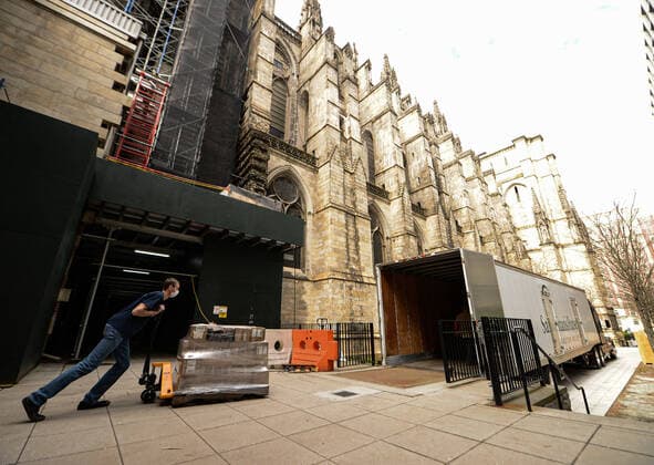 April 7, 2020, New York Manhatan, USA: The Manhattan church, the largest Gothic cathedral in the world, will be able to care for at least 200 patients during the coronavirus outbreak.Volunteers delivered material to build the hospital inside the cathedral. 04 07 20. New YorkManhattan New York Manhatan USA - ZUMAs252 20200407_znp_s252_020 Copyright: xMarcusxSantosx