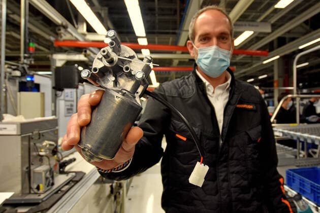News Bilder des Tages April 7, 2020, Martorell, Barcelona, Spain: Manufacturing shop manager, Nicolas Mora shows a windshield wiper motor that runs the OxyGEN respirator..Spanish automobile company, SEAT has shifted a team of 150 workers from manufacturing cars to making respirators that help COVID-19 patients, reusing mechanical parts like the windshield wiper motor. The respirator is called OxyGEN. Martorell Spain - ZUMAs197 20200407_zaa_s197_095 Copyright: xRamonxCostax