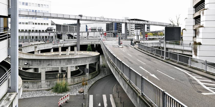 Leere Strassen am Flughafen Düsseldorf während der Corona Krise.