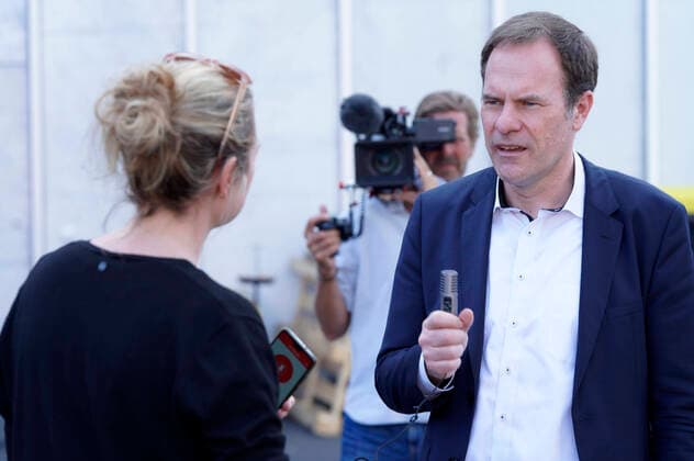 Die Firma Bayer spendet Desinfektionsmittel an die Stadt Köln. Köln-Kalk Stadtdirektor Stephan Keller bei der Übergabe in der Feuerwehrwache Köln-Kalk. Köln, 07.04.2020