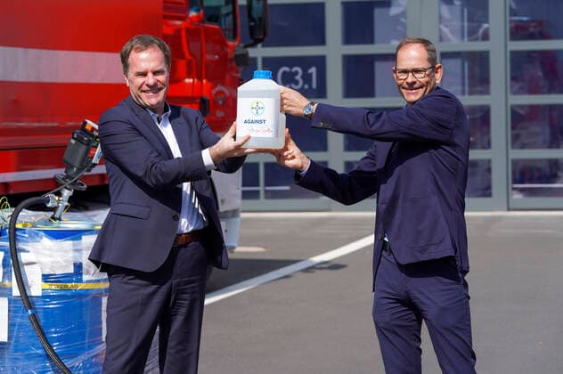 Die Firma Bayer spendet Desinfektionsmittel an die Stadt Köln. Köln-Kalk Stadtdirektor Stephan Keller und Wolfram Sirges von der Bayer AG bei der Übergabe in der Feuerwehrwache Köln-Kalk. Köln, 07.04.2020