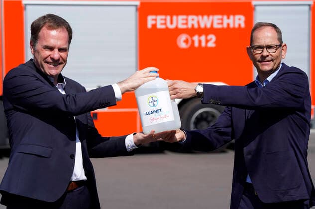 Die Firma Bayer spendet Desinfektionsmittel an die Stadt Köln. Köln-Kalk Stadtdirektor Stephan Keller und Wolfram Sirges von der Bayer AG bei der Übergabe in der Feuerwehrwache Köln-Kalk. Köln, 07.04.2020