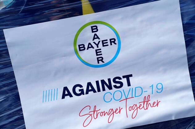 Die Firma Bayer spendet Desinfektionsmittel an die Stadt Köln. Hier bei der Übergabe in der Feuerwehrwache Köln-Kalk. Köln, 07.04.2020