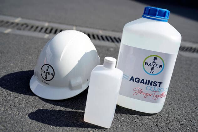 Die Firma Bayer spendet Desinfektionsmittel an die Stadt Köln. Hier bei der Übergabe in der Feuerwehrwache Köln-Kalk. Köln, 07.04.2020