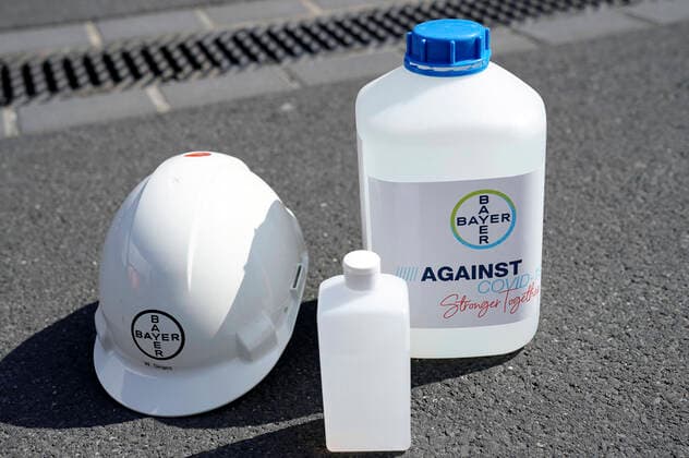 Die Firma Bayer spendet Desinfektionsmittel an die Stadt Köln. Hier bei der Übergabe in der Feuerwehrwache Köln-Kalk. Köln, 07.04.2020