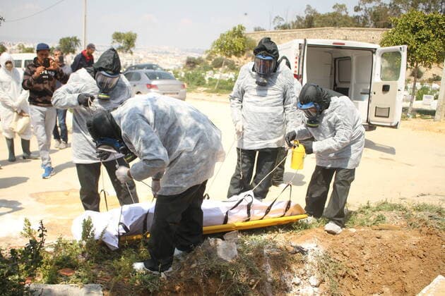 Coronavirus in Tunesien, Pflegekräfte üben den Ernstfall in Tunis La municipalite de tunis propose une operation blanc de l enterrement des deces de corona a tunis Mise en terre NEWS : Crise sanitaire mondiale et la pandemie du Coronavirus Covid19 en tunisie - Tunis - 07 04 2020 WassimJdidi Panoramic 
