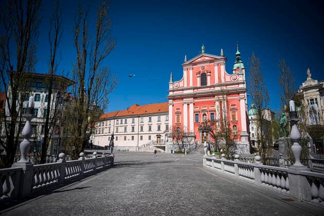 April 7, 2020, Ljubljana, Slovenia: Empty Three Bridges with the Franciscan Church of the Annunciation are seen empty in city centre of Ljubljana..Slovenia entered into 4th week of quarantine amidst the coronavirus outbreak..Slovenia Health Ministry recorded a total of 1,059 infections, 36 death and 102 recovered since the beginning of the Coronavirus (Covid-19) outbreak. Ljubljana Slovenia - ZUMAs197 20200407_zaa_s197_127 Copyright: xJurexMakovecx
