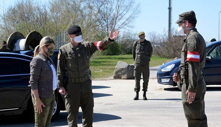 Nikolsdorf 07.04.2020, Nikolsdorf, AUT, Coronaviruskrise, Grenze zu Ungarn, Verteidigungministerin Tanner besucht Soldaten Innen des oesterreichischen Bundesheeres waehrend des sicherheitspolizeilichen Assistenzeinsatz an der Ungarischern Grenze, im Bild Verteidigungministerin Klaudia Tanner (OeVP) Defense Minister Klaudia Tanner visits soldiers of the Austrian Armed Forces during the security police deployment at the Hungarian border. Nikolsdorf, Austria on 2020 04 07.
