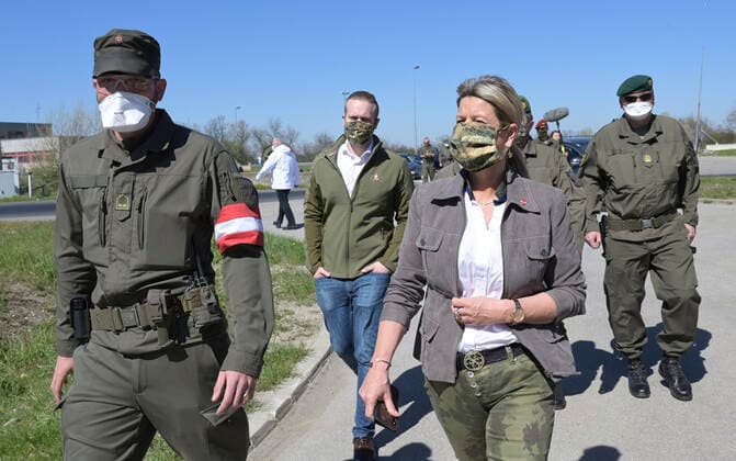 Nikolsdorf 07.04.2020, Nikolsdorf, AUT, Coronaviruskrise, Grenze zu Ungarn, Verteidigungministerin Tanner besucht Soldaten Innen des oesterreichischen Bundesheeres waehrend des sicherheitspolizeilichen Assistenzeinsatz an der Ungarischern Grenze, im Bild Verteidigungministerin Klaudia Tanner (OeVP) Defense Minister Klaudia Tanner visits soldiers of the Austrian Armed Forces during the security police deployment at the Hungarian border. Nikolsdorf, Austria on 2020 04 07.