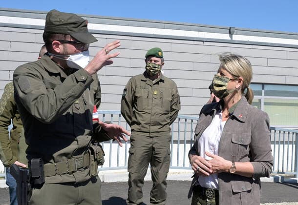 Nikolsdorf 07.04.2020, Nikolsdorf, AUT, Coronaviruskrise, Grenze zu Ungarn, Verteidigungministerin Tanner besucht Soldaten Innen des oesterreichischen Bundesheeres waehrend des sicherheitspolizeilichen Assistenzeinsatz an der Ungarischern Grenze, im Bild Verteidigungministerin Klaudia Tanner (OeVP) Defense Minister Klaudia Tanner visits soldiers of the Austrian Armed Forces during the security police deployment at the Hungarian border. Nikolsdorf, Austria on 2020 04 07.