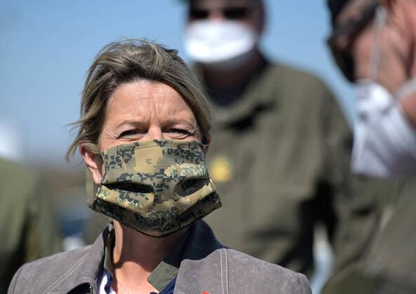 Nikolsdorf 07.04.2020, Nikolsdorf, AUT, Coronaviruskrise, Grenze zu Ungarn, Verteidigungministerin Tanner besucht Soldaten Innen des oesterreichischen Bundesheeres waehrend des sicherheitspolizeilichen Assistenzeinsatz an der Ungarischern Grenze, im Bild Verteidigungministerin Klaudia Tanner (OeVP) Defense Minister Klaudia Tanner visits soldiers of the Austrian Armed Forces during the security police deployment at the Hungarian border. Nikolsdorf, Austria on 2020 04 07.