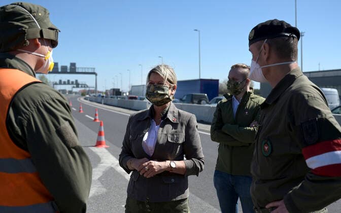 Nikolsdorf 07.04.2020, Nikolsdorf, AUT, Coronaviruskrise, Grenze zu Ungarn, Verteidigungministerin Tanner besucht Soldaten Innen des oesterreichischen Bundesheeres waehrend des sicherheitspolizeilichen Assistenzeinsatz an der Ungarischern Grenze, im Bild Verteidigungministerin Klaudia Tanner (OeVP) Defense Minister Klaudia Tanner visits soldiers of the Austrian Armed Forces during the security police deployment at the Hungarian border. Nikolsdorf, Austria on 2020 04 07.