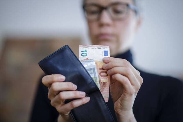 IMAGO Creative: Internationaler Frauentag, Gender Pay Gap, Frauen verdienen 18 Prozent weniger Symbolfoto. Eine Frau nimmt Geldscheine aus einer Geldboerse. Berlin, 06.04.2020. Berlin Deutschland *** Symbol photo A woman takes bank notes from a money exchange Berlin, 06 04 2020 Berlin Germany Copyright: xThomasxTrutschel photothekx