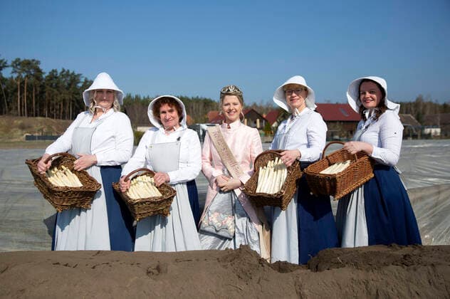 Bilder des Jahres 2020, News 04 April News Themen der Woche KW15 News Bilder des Tages Spargelkönigin Gina Luise Schrey und die Spargelfrauen beim traditionellen Spargelanstich zur Eröffnung der Spargelsaison 2020 im Beelitzer Ortsteil Schäpe. Beelitz, 07.04.2020 *** Asparagus Queen Gina Luise Schrey and the asparagus women at the traditional asparagus tapping to open the asparagus season 2020 in the Schäpe Beelitz district of Beelitz, 07 04 2020 Foto:xF.xBungertx xFuturexImage
